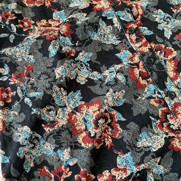 American Rag - sleeveless floral button up - Picture 4 of 9